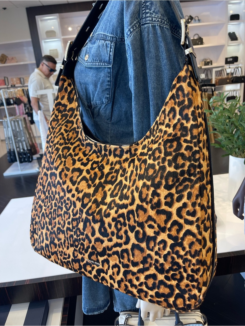 Michael Kors Nolita Large Leopard Print Calf Hair Hobo Shoulder Live Style
NWT - Picture 7 of 16